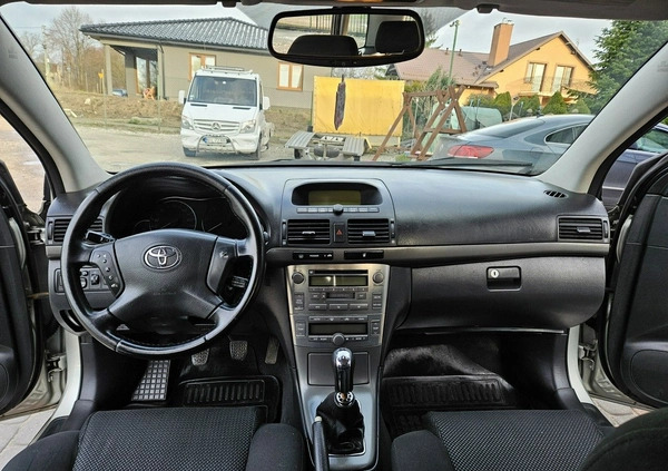 Toyota Avensis cena 9999 przebieg: 320000, rok produkcji 2005 z Łochów małe 106